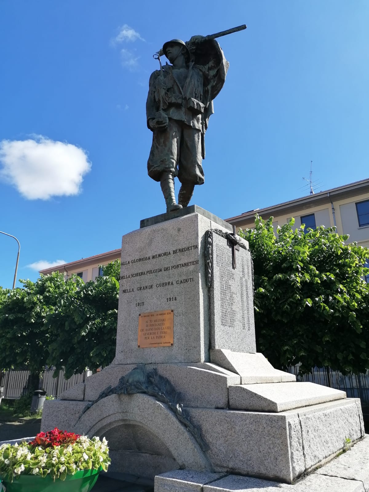 Piazza della Vittoria - monumento